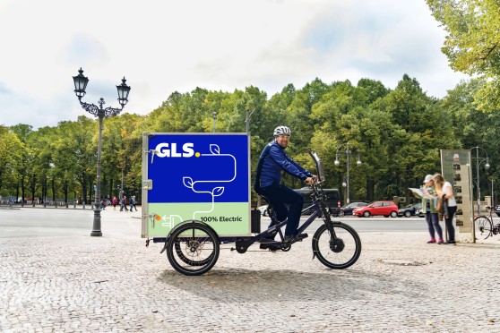 GLS-driver-on-e-bike