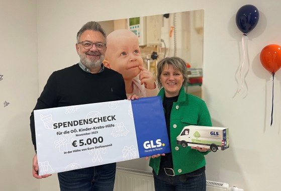 Man-donating-money-to-OÖ-Kinderkrebshilfe