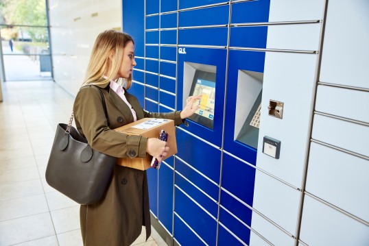 Customer-at-a-parcel-locker