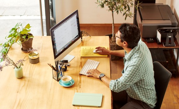 Mann am Schreibtisch mit Computer