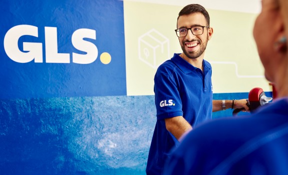 GLS Mitarbeiter in blauem Poloshirt