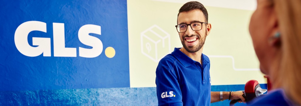 GLS Mitarbeiter in blauem Poloshirt