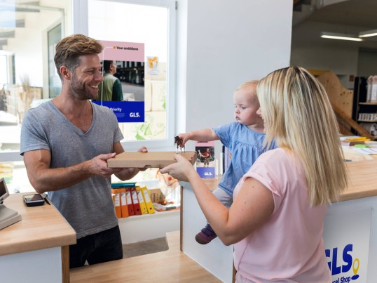 Une maman récupère son colis au Parcel Shop