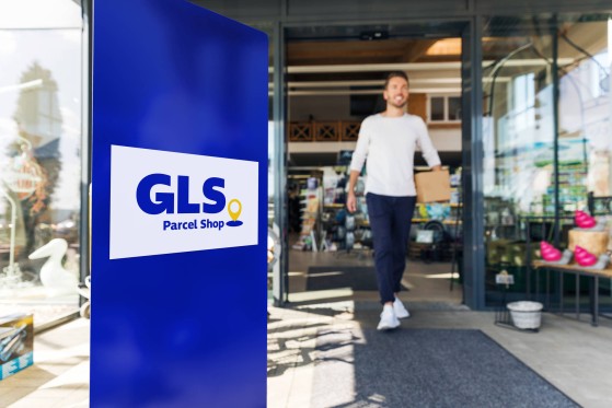 Customer picking up a parcel in a GLS Parcel Shop