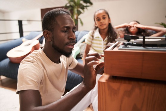 Employée souriante travaillant au service clientèle de GLS 