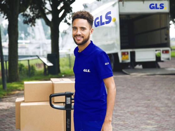 Blije GLS-chauffeur die een pallet verplaatst