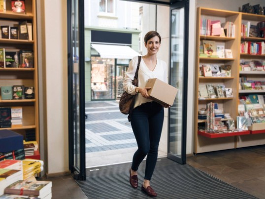 Klant brengt pakje binnen in een Parcel Shop