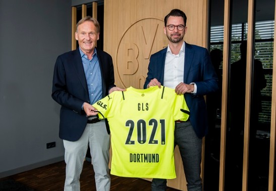 Hans-Joachim Watzke und Karl Pfaff mit BVB-Trikot