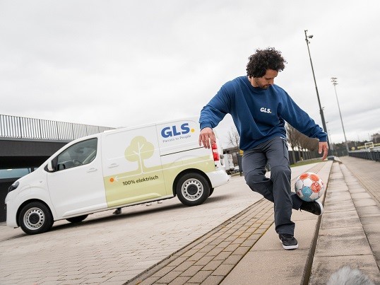 Driver with football at the BVB-GLS-TV-Spot-Shooting