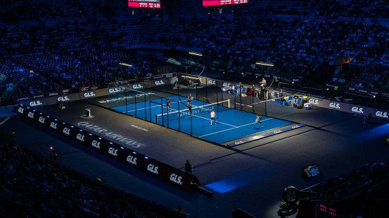 Pista de pádel con logotipos de GLS Spain alrededor del perímetro, con branding corporativo visible durante un evento deportivo.