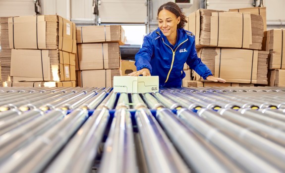 Rullahihna ja pahvilaatikoita taustalla