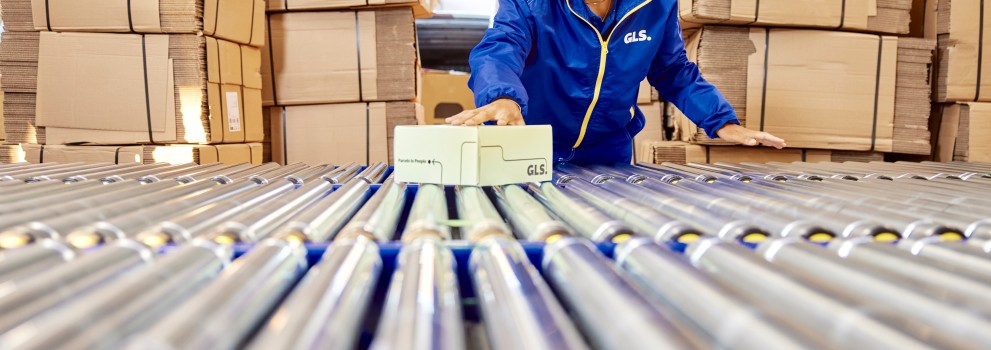 Rullahihna ja pahvilaatikoita taustalla