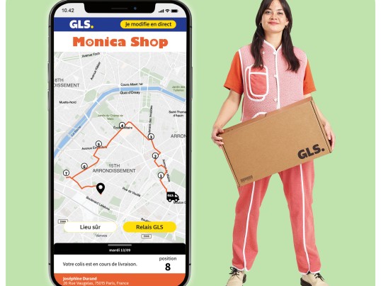 Application GLS affichant un itinéraire de livraison sur un smartphone, à côté d’une femme tenant un colis GLS.