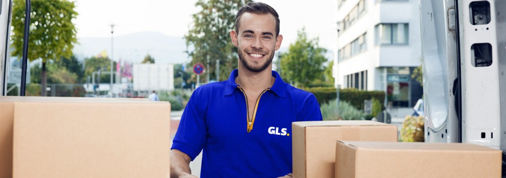 Chauffeur GLS France souriant décharge colis arrière camion