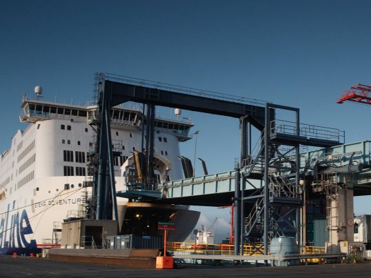 Camionnette de livraison GLS roulant sur un ferry 