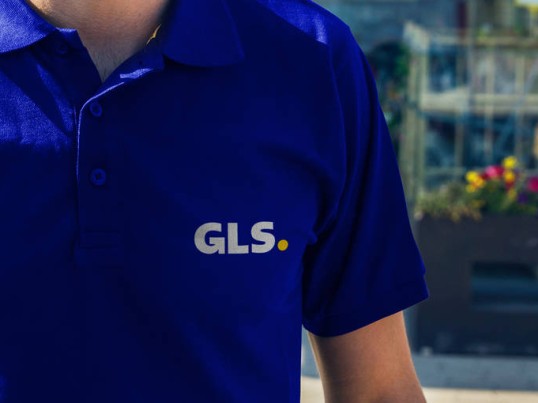 Een bezorger voor een GLS Parcel Shop