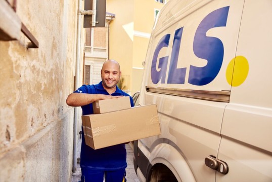 GLS bezorger met pakket en GLS bestelbus