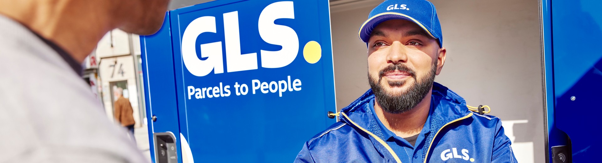 GLS bezorger overhandigt pakket aan ontvanger