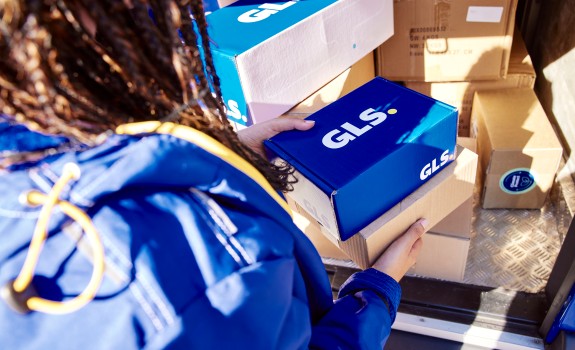 GLS medewerker pakt parcel uit busje