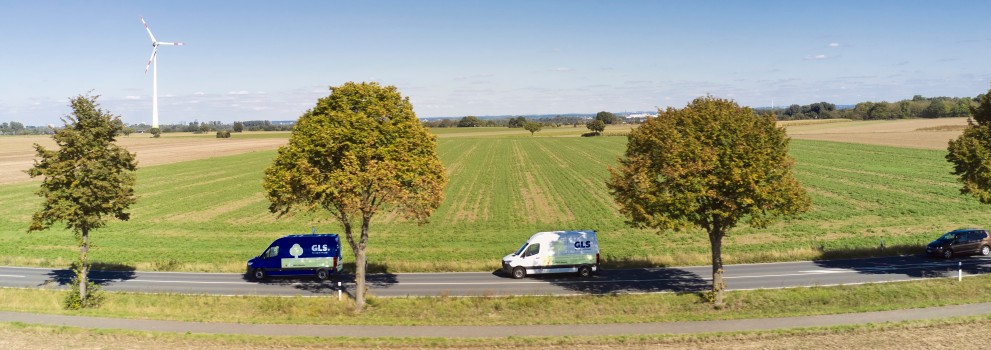 GLS busjes door een Nederlands landschap