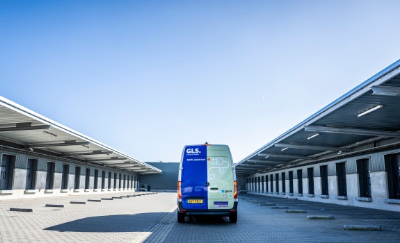  GLS bus op een parkeerplaats.