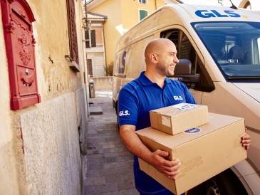 Bărbat curier GLS cu trimiteri în mână