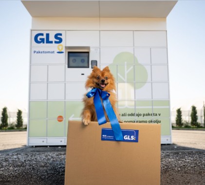 A woman and a child in front of GLS Parcel Locker