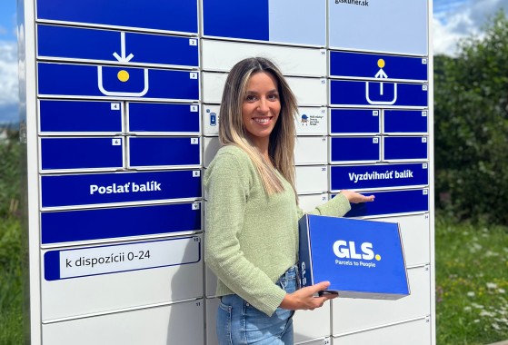 Customer next to GLS Parcel Locker